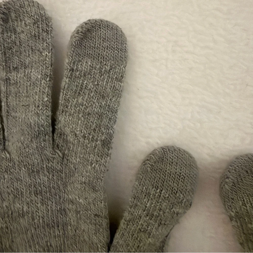⭐️ 4/$10 Gray kids Smart Touch Gloves